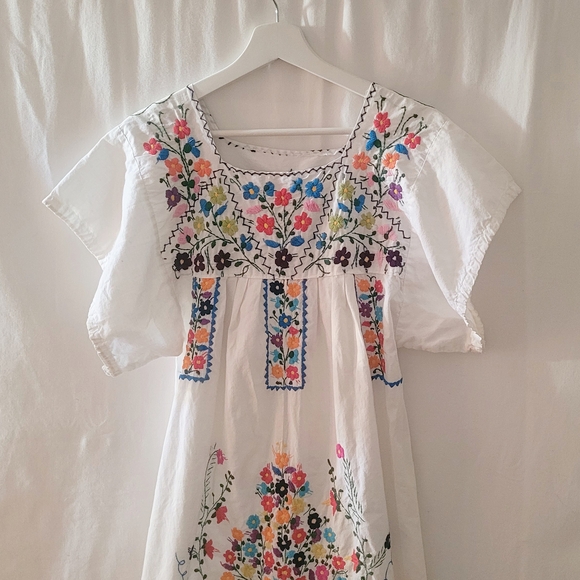 Vintage Dresses & Skirts - Vintage 1970s Embroidered Floral Maxi Dress